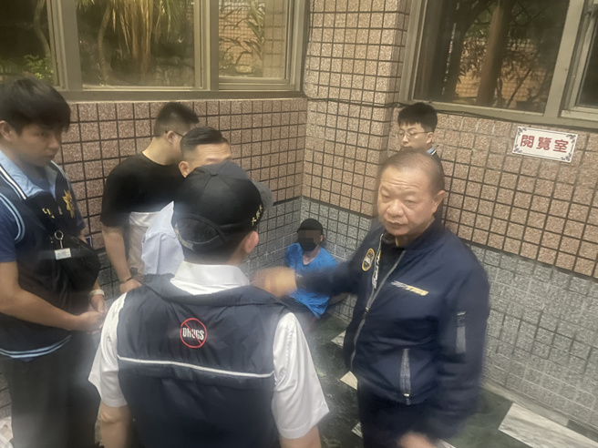 新北市警方昨晚在新莊區雙鳳路一處公寓大廈緝獲簡姓逃犯。結束他4天的逃亡。（圖 / 翻攝畫面）