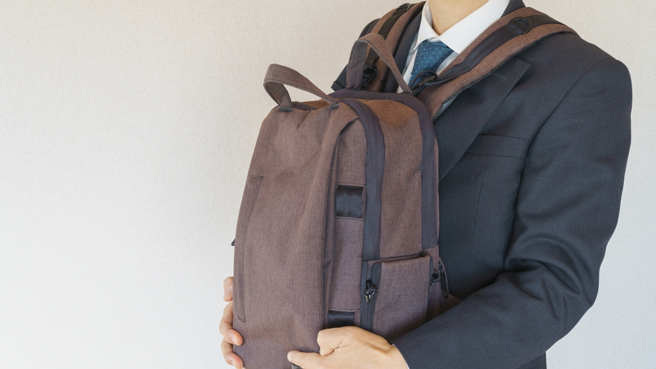 搭车遇到车厢拥挤的状况，背包怎背比较好，引起网友讨论。（示意图：shutterstock／达志）