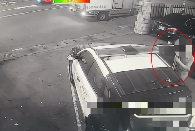 鍾男21日晚間行為鬼祟出現在啟文派出所前，並擅自開啟停在門口的警備車車門。( 翻攝畫面 )