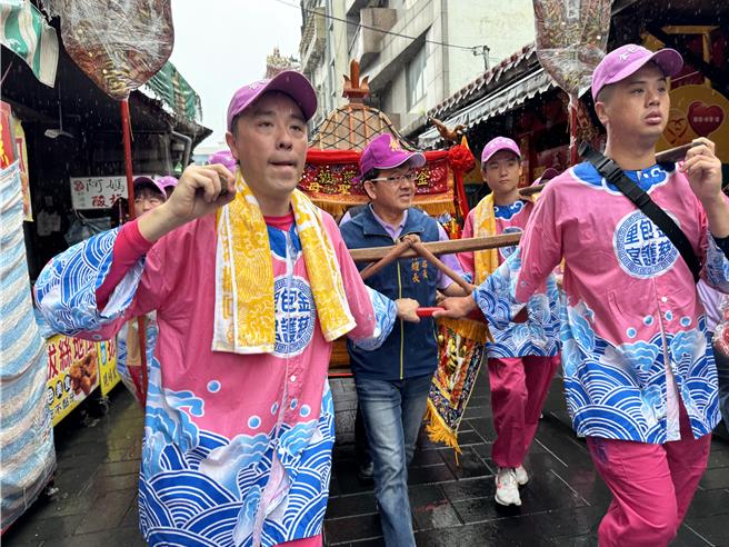 新北市民政局長林耀長（中）23日參加金包里慈護宮舉行的「北海岸傳奇媽祖文化祭—金包里二媽回野柳媽祖洞祭典」。（金山區公所提供／張鎧乙新北傳真）