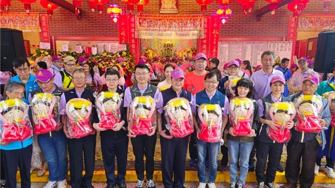 金包里慈護宮舉行的「北海岸傳奇媽祖文化祭—金包里二媽回野柳媽祖洞祭典」23日舉行，與會來賓手持媽祖造型氣球合影。（金山區公所提供／張鎧乙新北傳真）