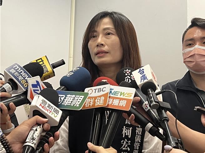 市府生管处长柯宏黛说，目前市府所属4处殡仪馆都是市府公办公营，未委托BOT，呼吁民眾投资前应查证清楚或询问市府。（林欣仪摄）