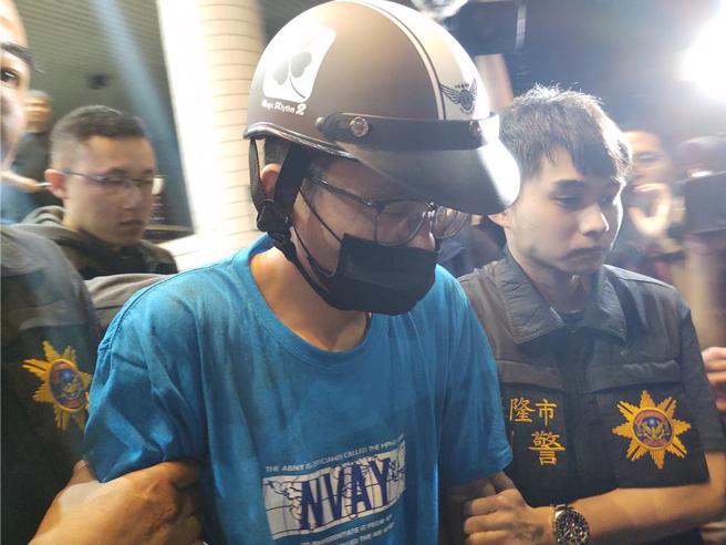 簡男22日晚間9時許由基隆市警局派員帶回歸案。（張鎧乙攝）