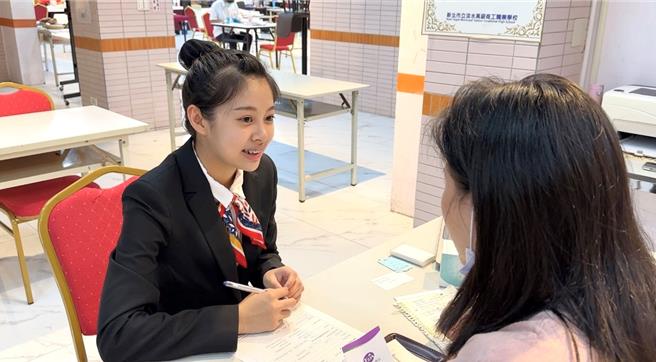 淡水商工陈幸羽同学考取66级分，图为她练习餐饮英语口说的实况。（新北市教育局提供）