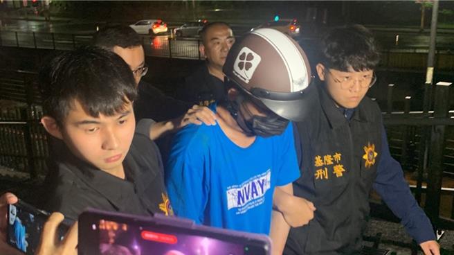 簡姓殺人未遂犯（中）自從19日從基隆脫逃遭通緝後，造成人心惶惶，22日終於在新北市新莊落網，並送回基隆市警局第四分局調查，今早移送基隆地檢署。（徐佑昇攝）
