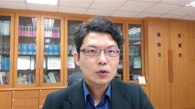 簡姓殺人未遂犯自從19日從基隆脫逃遭通緝後，造成人心惶惶，22日終於在新北市新莊落網，今早移送基隆地檢署。基隆地檢署主任檢察官陳照世表示，將釐清簡男逃脫動機。（基隆地檢署提供／徐佑昇基隆傳真）