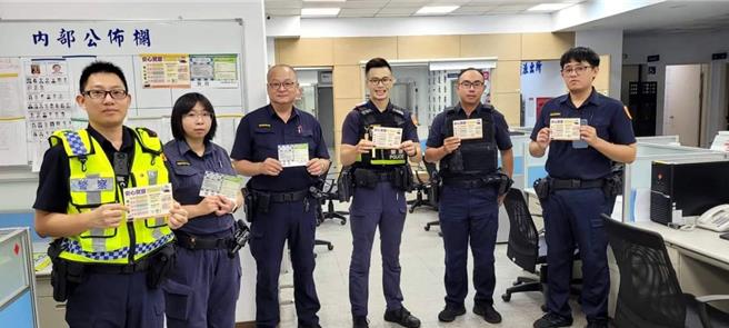 臺西分局发送云林县警察局制作的「心情温度计」卡片，让有谘商或晤谈需求者，可自行免费向合作心理师预约晤谈时间。（台西分局提供）