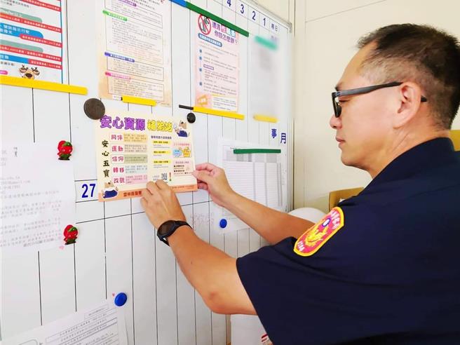 云林县警察局制作「心情温度计」小卡片及小海报给员警，宣导多元谘商管道，希望能帮助云警们走出心灵困境。（台西分局提供）