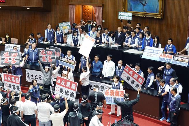 立法院21日院会继续处理国会改革相关法案，院长韩国瑜（右上）呼吁朝野能和谐议事，民进党立委则拿着「反黑箱，要协商」等标语在台下抗议（左下）。（姚志平摄）
