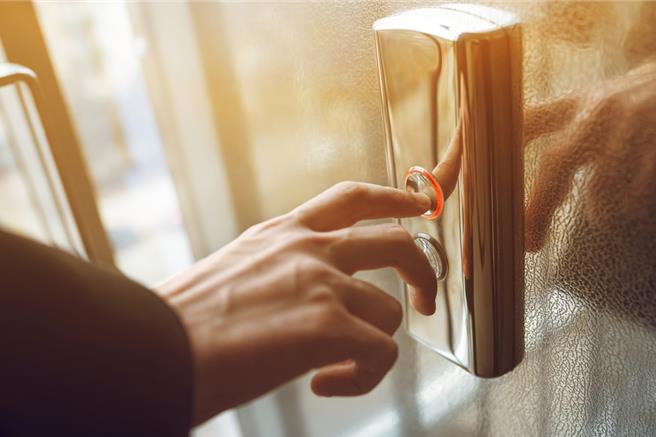 林姓正妹深夜返家搭程电梯时，遭同大楼住户郭姓男子持刀抵脖喝令「拿钱给我！」，林女一度奋勇夺刀搏斗，脸部还遭划伤见血，最后不断要郭男冷静、表示自己身上真的没有钱，才保住一命。警方事后循线逮捕郭男，郭男坦承缺钱花才随机犯案，高雄地院依强盗未遂罪判3年8月，可上诉。（图／shutterstock）