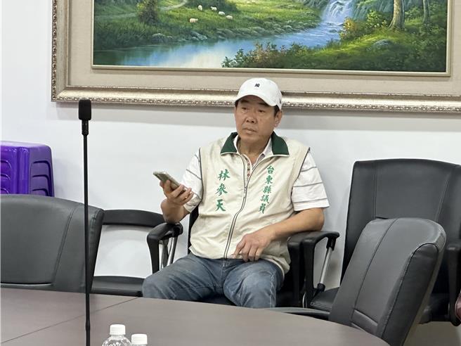 無黨籍台東縣議員林參天在會議室後方全程關注。(蔡旻妤攝)