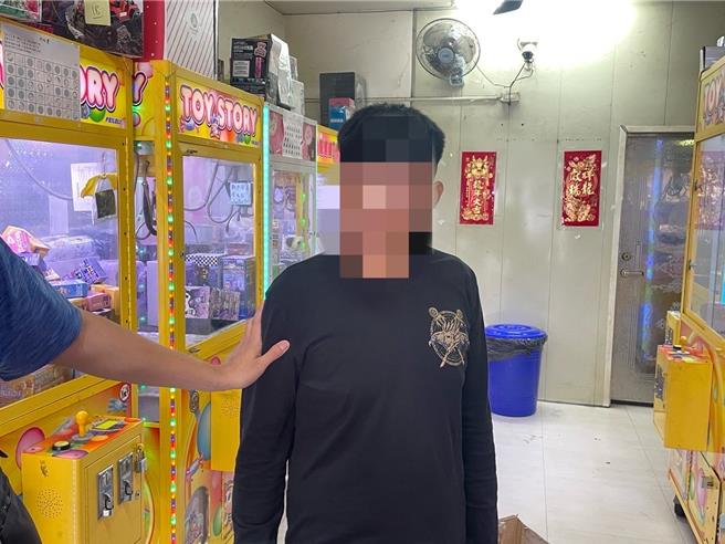 彰化县和美镇1名女子日前遭假投资诈骗300万元后，报案与警方在面交时活逮前来取款的车手。（警方提供／孙英哲彰化传真）