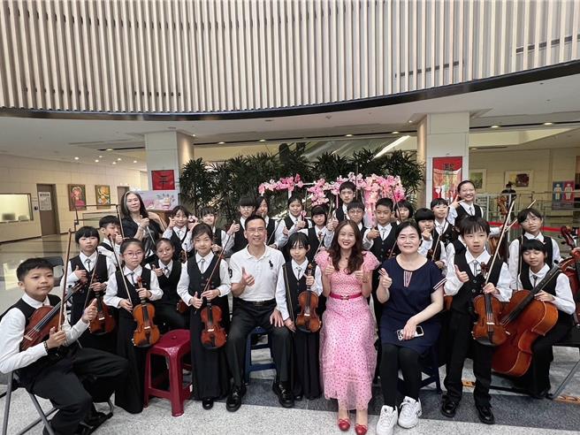 六家國小弦樂團23日到中醫大新竹附醫演出6首經典曲目，療癒現場醫護人員以及病患、家屬的心。（中醫大新竹附醫提供／邱立雅竹縣傳真）