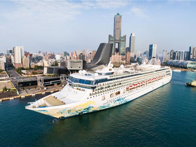 名胜世界壹号（Resorts World One）曾于112年11月28日停靠高雄港旅运中心。（港务公司提供）