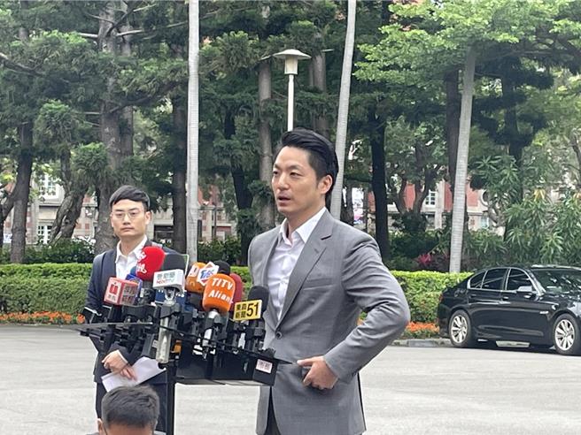 台北市長蔣萬安今出席行政院會，對於大陸今宣布軍演，是否會影響即將舉行的雙城論壇，台北市政府發言人殷瑋轉述蔣萬安談話表示，蔣上任以來已多次表達，兩岸情勢越緊張，就越需要溝通交流，雙城論壇是目前兩岸唯一的官方對話管道。（蔡雯如攝）