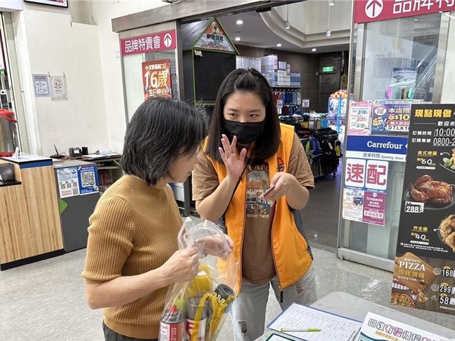 环保局向民眾宣导回收高压容器应落实「完、包、警、收」4步骤。（新北市环保局提供／张铠乙新北传真）