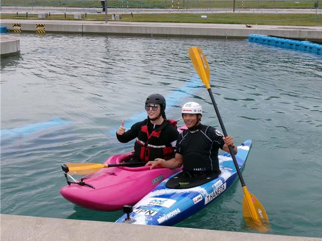 罗兰（左）日前跟着教练学划独木舟。（三立提供）