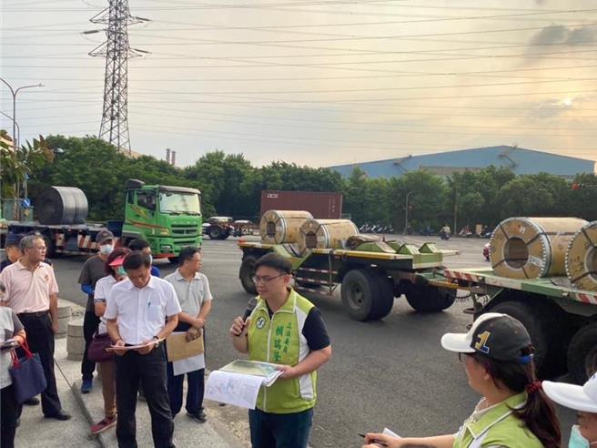 高雄港区交通流量大，为解决国道7号尚未完工前，及因应高雄洲际货柜中心启用，先行兴建「高雄港洲际货柜中心联外货柜车专用道。（翻摄照片／洪靖宜高雄传真）