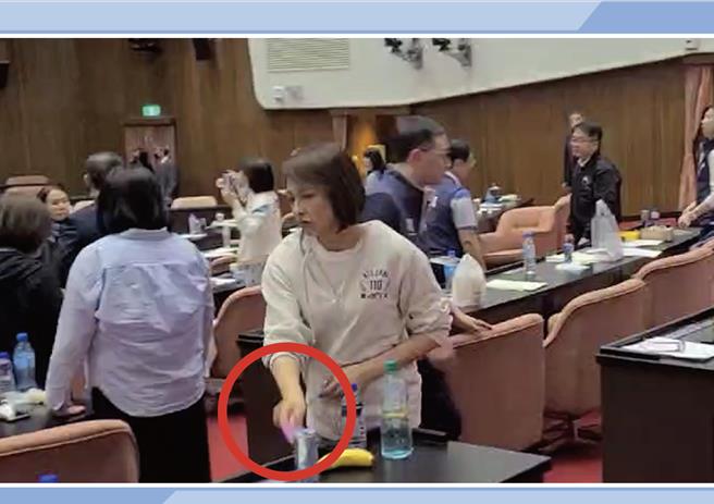 国民党团今公布当天现场录影画面，痛批民进党立委邱议莹等人，趁乱抽走蓝营立委表决卡。（国民党团提供／陈薏云台北传真）