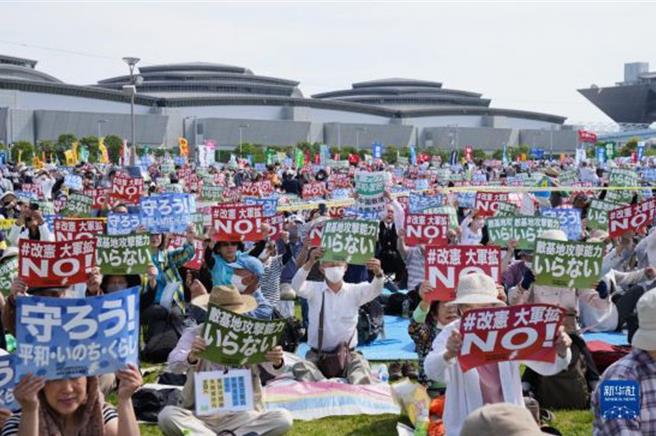 2023年5月3日，民眾在日本东京有明防灾公园的广场上举行守护宪法集会。（新华社）