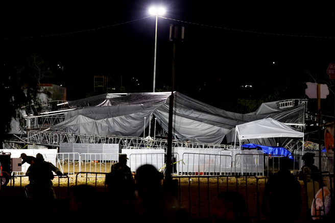 22日晚間，一陣狂風吹垮墨西哥總統選人梅內斯（Jorge Álvarez Máynez）的造勢大會舞台，釀成9人死亡、數十人受傷。（圖／路透社）