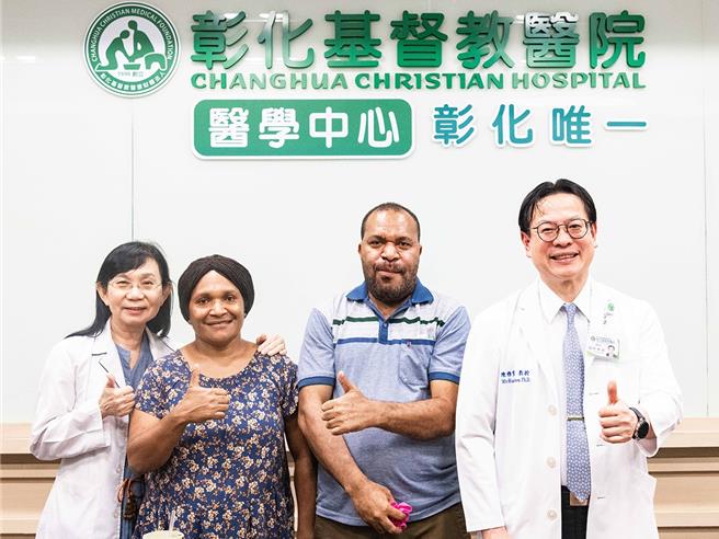 彼得（右二）飞越半个地球到彰化基督教医院，接受口腔癌权威陈穆宽（右一）的手术治疗。（彰化基督教医院提供／孙英哲彰化传真）