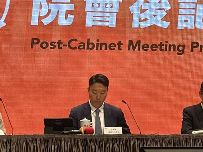 对于是否支持核电厂延役？行政院发言人陈世凯表示，行政院过去至今一样，核能电厂除役是依法依规除役，未来是否延役，或未来如何发展，尊重依法依规原则。（蔡雯如摄）