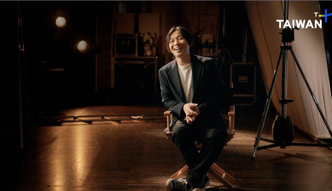 导演柯孟融想起第一部电影《绝命派对》的拍摄场景，不禁开怀大笑。（TaiwanPlus提供）