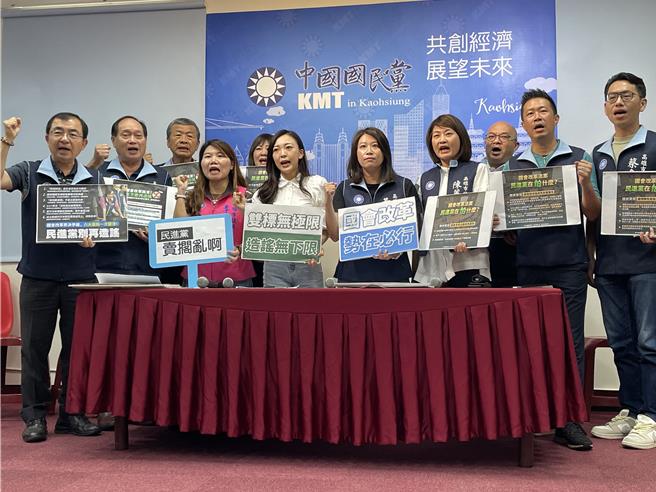 張博洋號召民眾23日晚間帶象徵「藍白拖累台灣」的藍白拖，到國民黨高雄市黨部前面「社會溝通」，藍營議員痛批，法律規定集會遊行必須6天前提出申請，但張博洋22日才剛遞交申請書，隔天馬上通過，狠酸「高市府行政效率真高」。（洪浩軒攝）