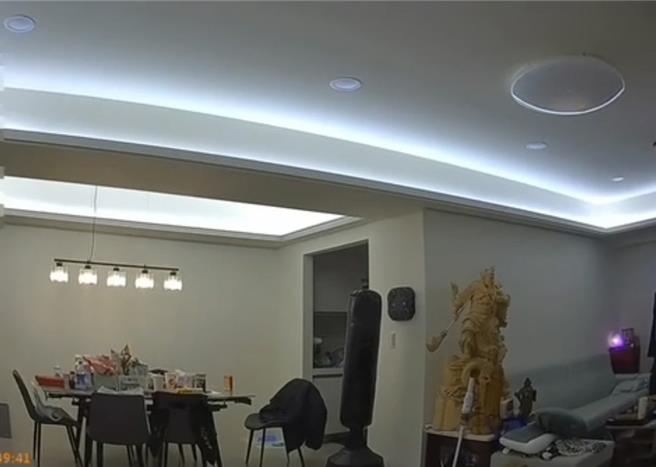 警方破获藏身大楼中的水房，里面还有一尊关公神像。（翻摄照片／洪靖宜高雄传真）