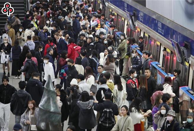 台中捷運日前發生隨機砍人案，大眾運輸的公安疑慮引起關注，又有民眾22日晚間在捷運板南線，遇到1名男性乘客不斷重複點打火機，還怒瞪其他旅客，引起恐慌。（示意圖，本報資料照片）