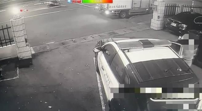 高雄左营分局启文派出所外日前晚间出现一名诡异男子，突然伸手打开巡逻车车门，随后向值班台看了一眼后关上，员警见状将他带进派出所了解动机，他仅透露「遭人跟踪」，家属接到通知赶抵后表示该男行径不是第一次，只好在家属同意、警方全程陪同下，将锺男强制送医。（警方提供／林雅惠高雄传真）