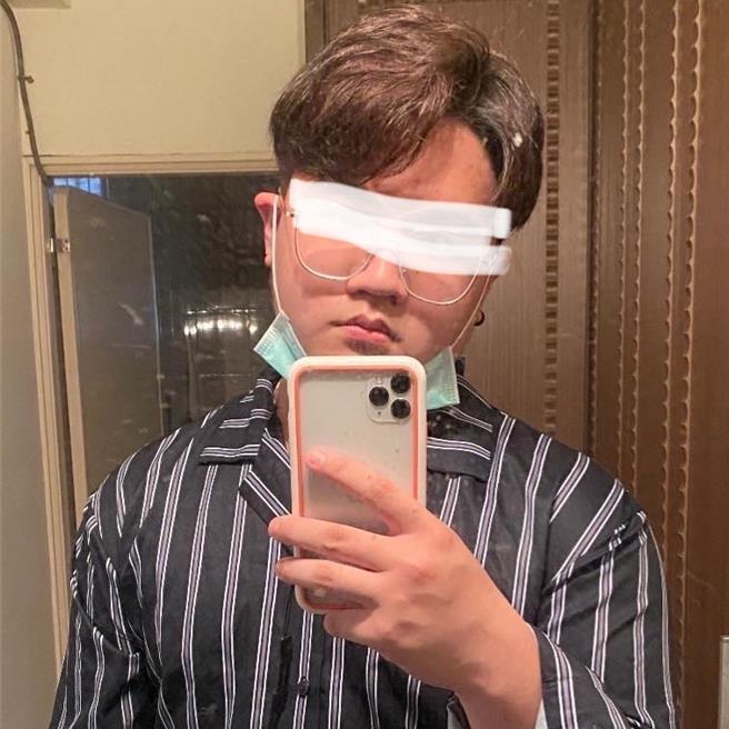 犯下中捷持刀随机砍人案的20岁洪姓男子，法官裁定羁押进入台中看守所，但洪男入所时情绪突然又不稳定，除了讲话大声，对管理员要求也提出质疑，所方安排收入3人房。（翻摄洪男脸书／王煌忠台中传真）