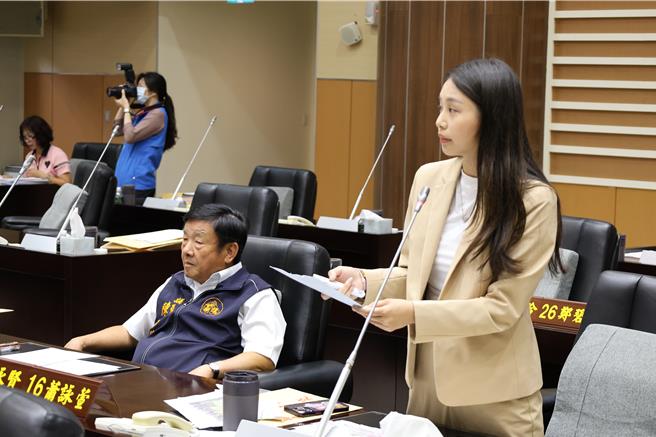 苗栗县议会第3次定期会总质询首日，由县议员萧咏萱、陈永贤联手联合质询。（谢明俊摄）