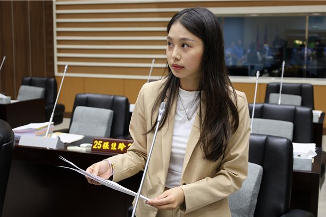 苗栗县议会第3次定期会总质询首日，由县议员萧咏萱替教师请命增加不休假加班费日数。（谢明俊摄）