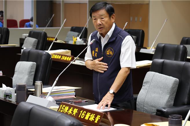 苗栗县议会第3次定期会总质询首日，县议员陈永贤关心大硅谷计画水电问题。（谢明俊摄）