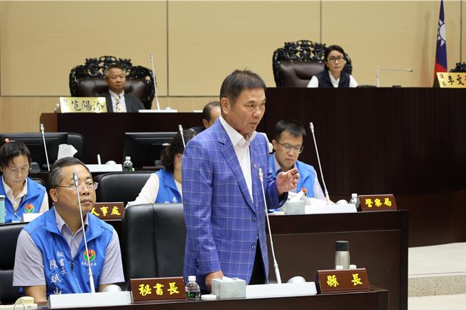 苗栗县议会第3次定期会总质询首日，县长锺东锦允诺从今年起增加教师不休假加班费日数至每年15天。（谢明俊摄）