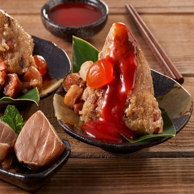 京站的屏东华得水产「东港LV鲔鱼腹肉干贝粽5粒组」，899元。（京站提供／朱世凯台北传真）