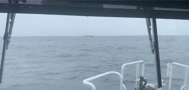 海巡人员驱赶大陆海警船。（海巡署提供）