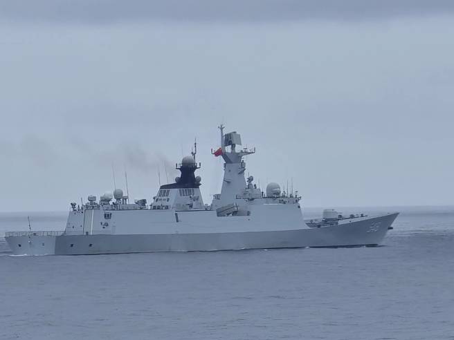 陸飛彈護衛艦「益陽號」逼近彭佳嶼 ，海巡「宜蘭艦」緊貼驅離。(海巡署提供)