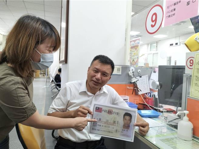 原住民族人申請登記完成，身分證即顯示和人姓名與傳統姓名並列。（花蓮縣府提供／王志偉花蓮傳真）