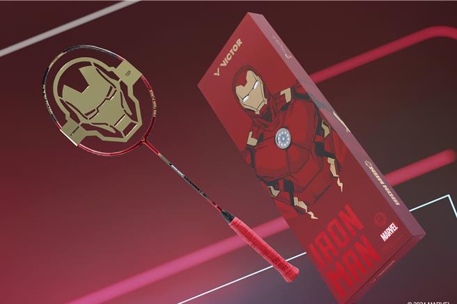 VICTOR-鋼鐵人系列限量羽球拍禮盒，主打經典紅金雙色設計與標誌性可發光反應爐禮盒。（VICTOR提供／朱世凱台北傳真）