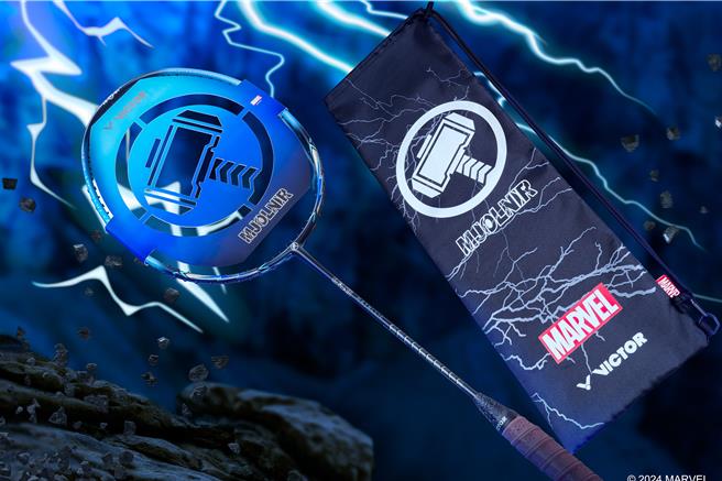 VICTOR-雷神之鎚系列限量羽球拍，以雷神索爾的經典神器「雷神之鎚」為主題，炫酷感瞬間拉滿。（VICTOR提供／朱世凱台北傳真）