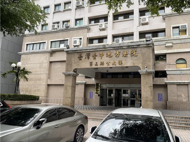 苗栗县22岁锺姓男子，在台铁车站女厕偷拍妙龄女子如厕，东窗事发后删除偷拍影片，经监视画面佐证及锺男 亦坦承犯行，法官依犯妨害秘密罪，判有期徒刑2月。（王煌忠摄）