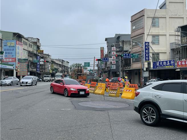 桃园市水务局推动大溪埔顶污水下水道工程，工区位置在员林路与新兴路口，受工区影响直行与左转车流会发生衝突，市府水务局与交通局允诺27日前完成标线标志等相关改善。（吕筱蝉摄）