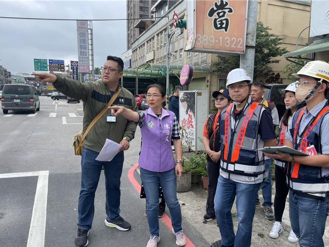 桃园市水务局推动大溪埔顶污水下水道工程，工区位置在员林路与新兴路口，受工区影响直行与左转车流会发生衝突，市府水务局与交通局允诺27日前完成标线标志等相关改善。（吕筱蝉摄）