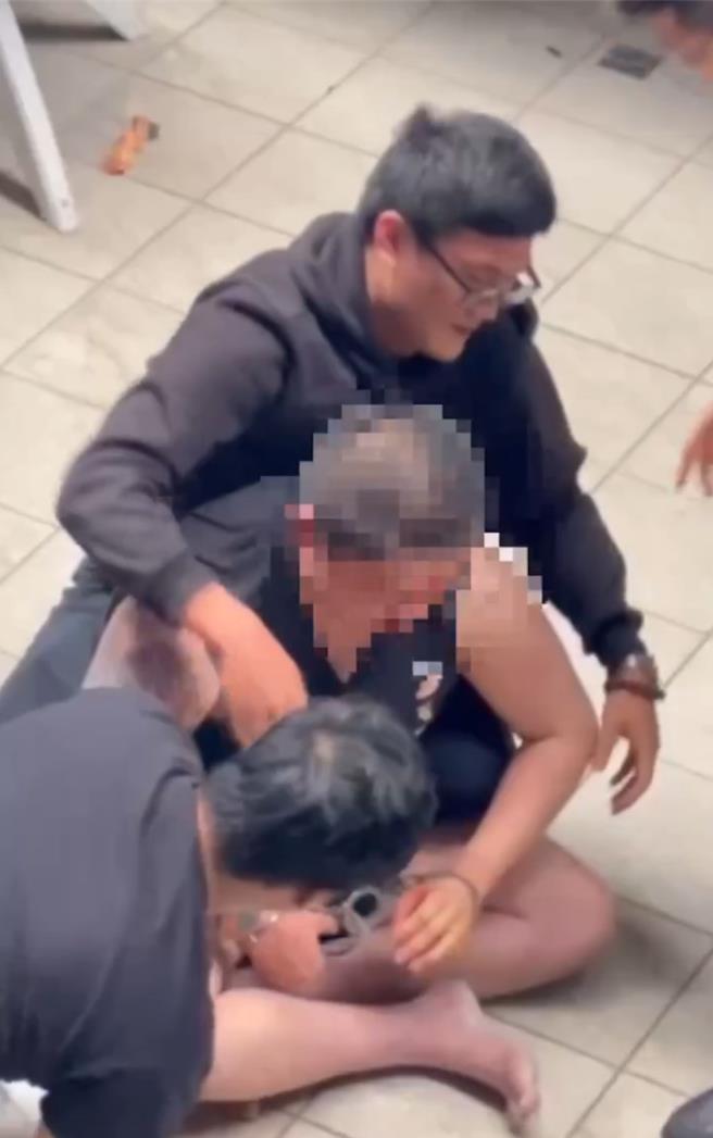 陈嫌遭警方喷洒辣椒水制伏。（警方提供）