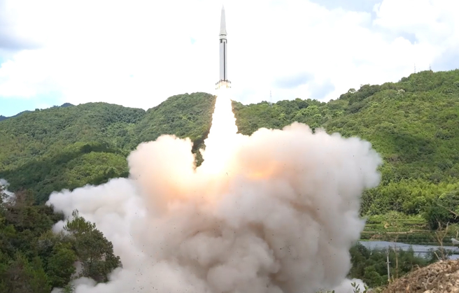 解放军东部战区火箭军对台湾东部外海预定海域实施火力突击的资料照。（新华社）。