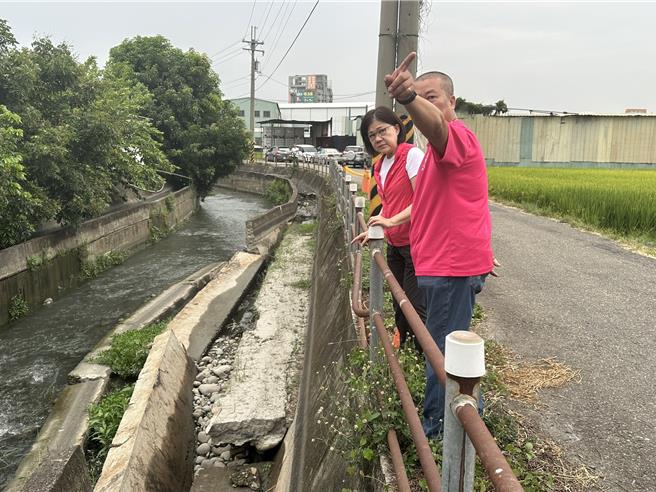 7月將進入颱風季，台中市霧峰區民眾近日發現后溪底排水系統側溝疑似年久老舊坍方，約40公尺牆面倒在河道中，擔心颱風季恐致崩塌更嚴重。（潘虹恩攝）