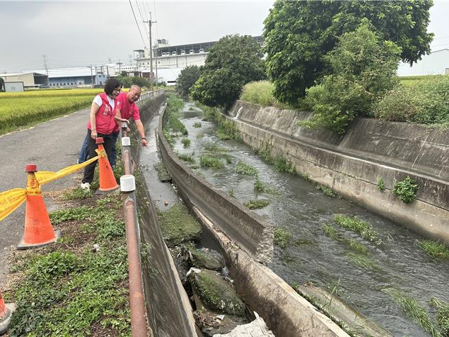 台中市霧峰區后溪底排水系統側溝有約40公尺牆面坍方，民眾擔心颱風季恐加劇危險，台中市議員張芬郁（左）23日邀集相關單位會勘，要求盡速修復。（潘虹恩攝）